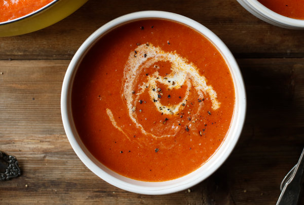 Për 15 minuta është gati, supë me domate dhe perime të stinës!